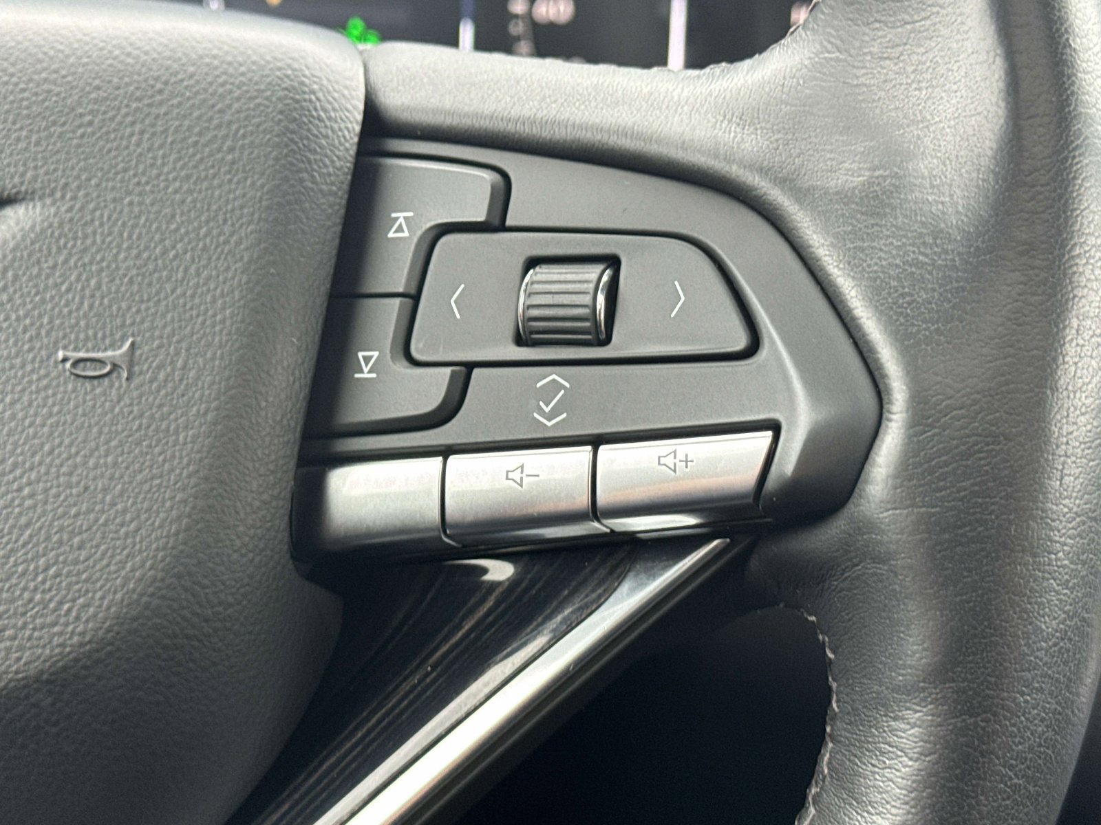 Used 2024 Cadillac XT6 Premium Luxury w/ LPO, Floor Liner Package AWD/4WD image 26
