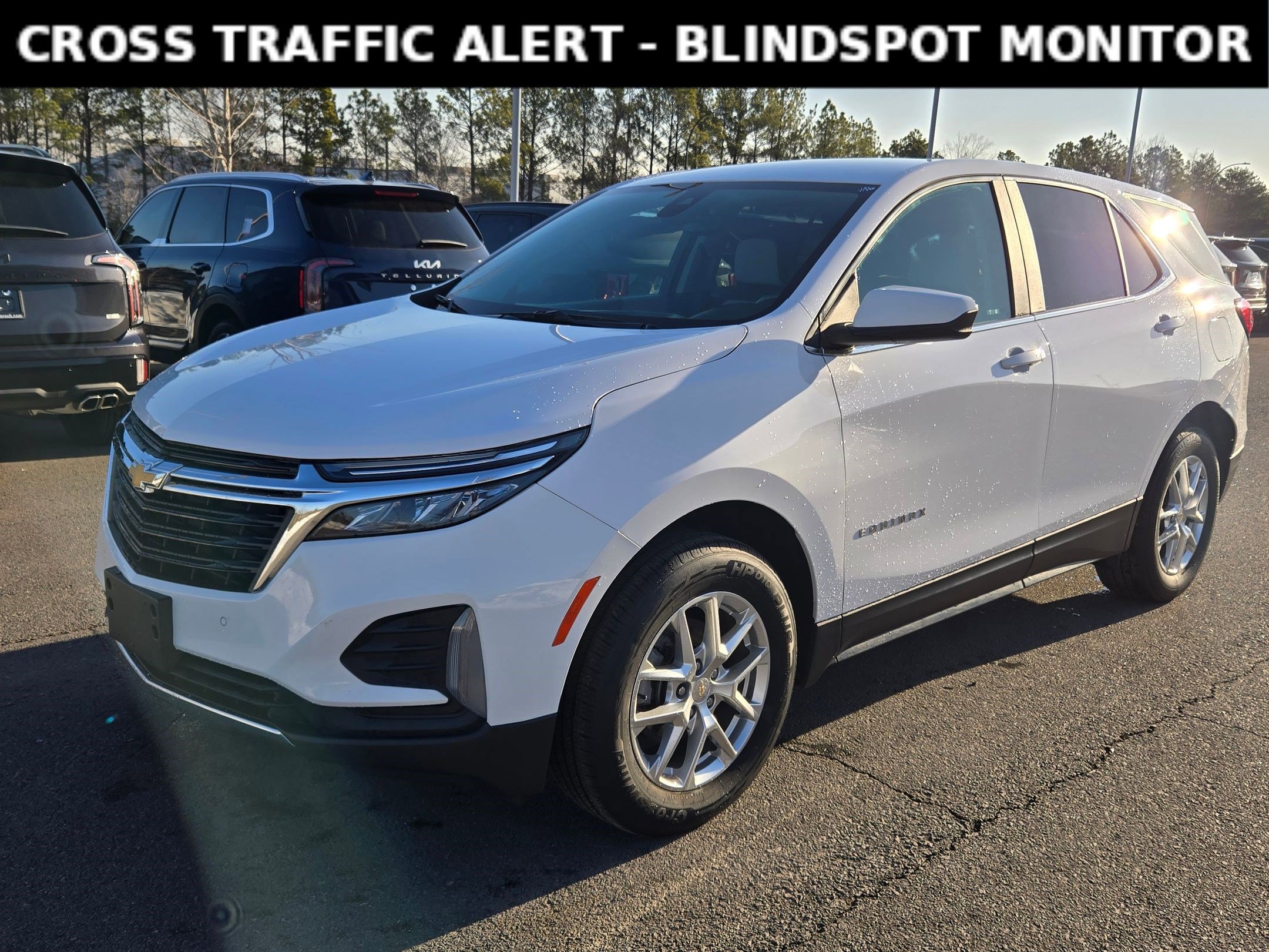 Used 2022 Chevrolet Equinox LT w/ Driver Convenience Package image 3