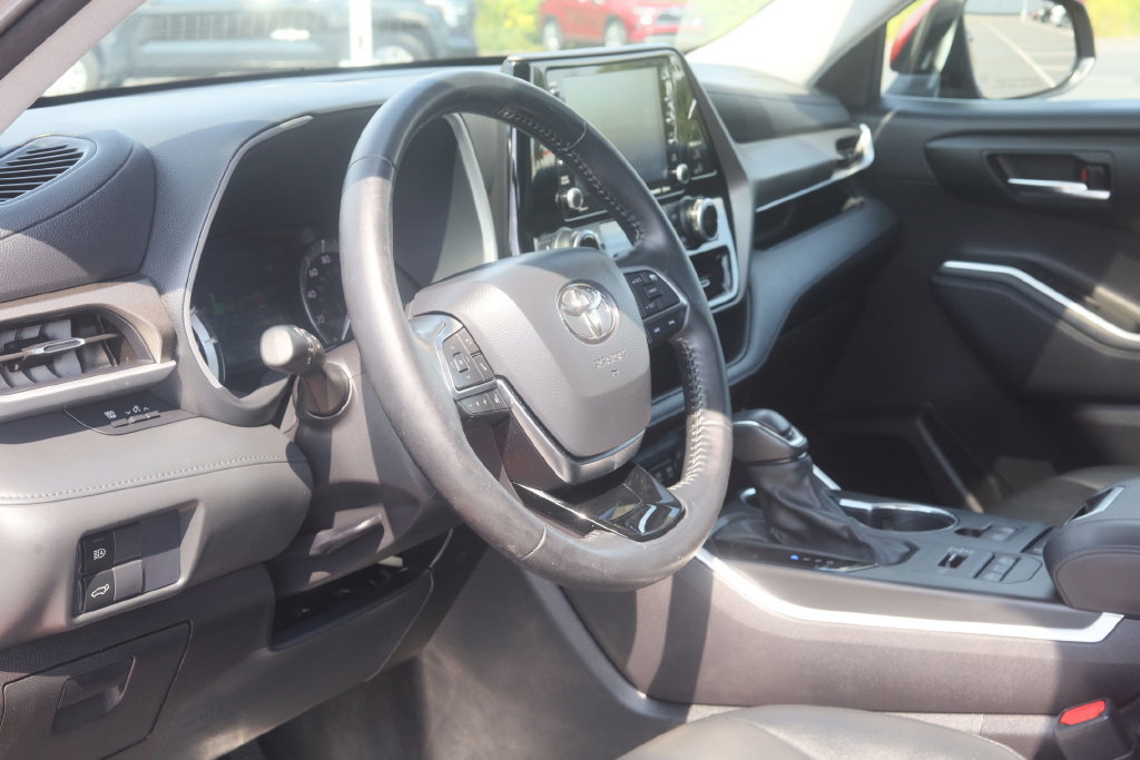 Used 2021 Toyota Highlander XLE AWD/4WD image 22