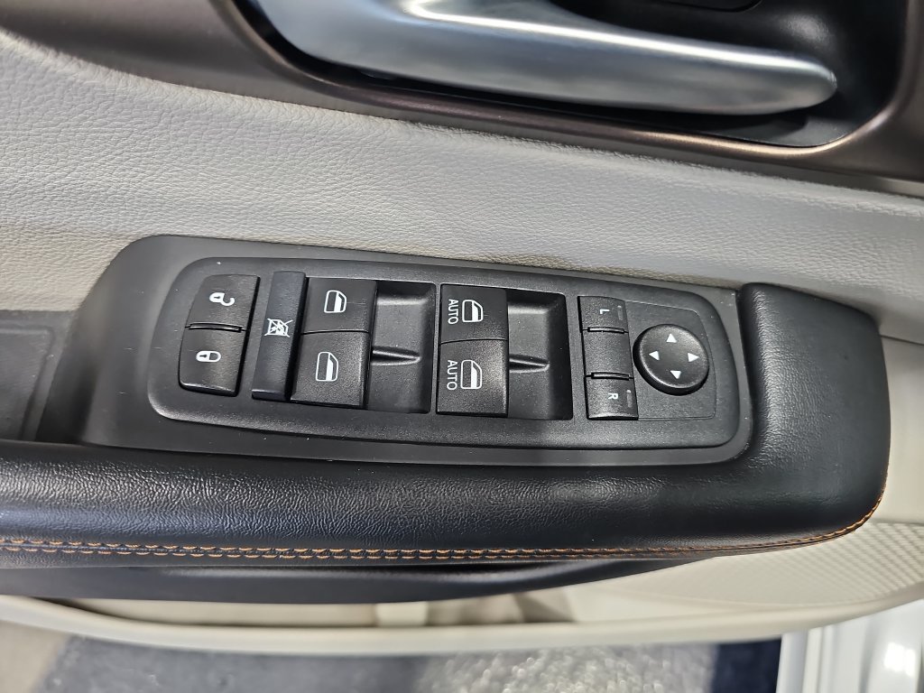 Used 2017 Chrysler Pacifica Touring-L w/ Tire & Wheel Group FWD image 28