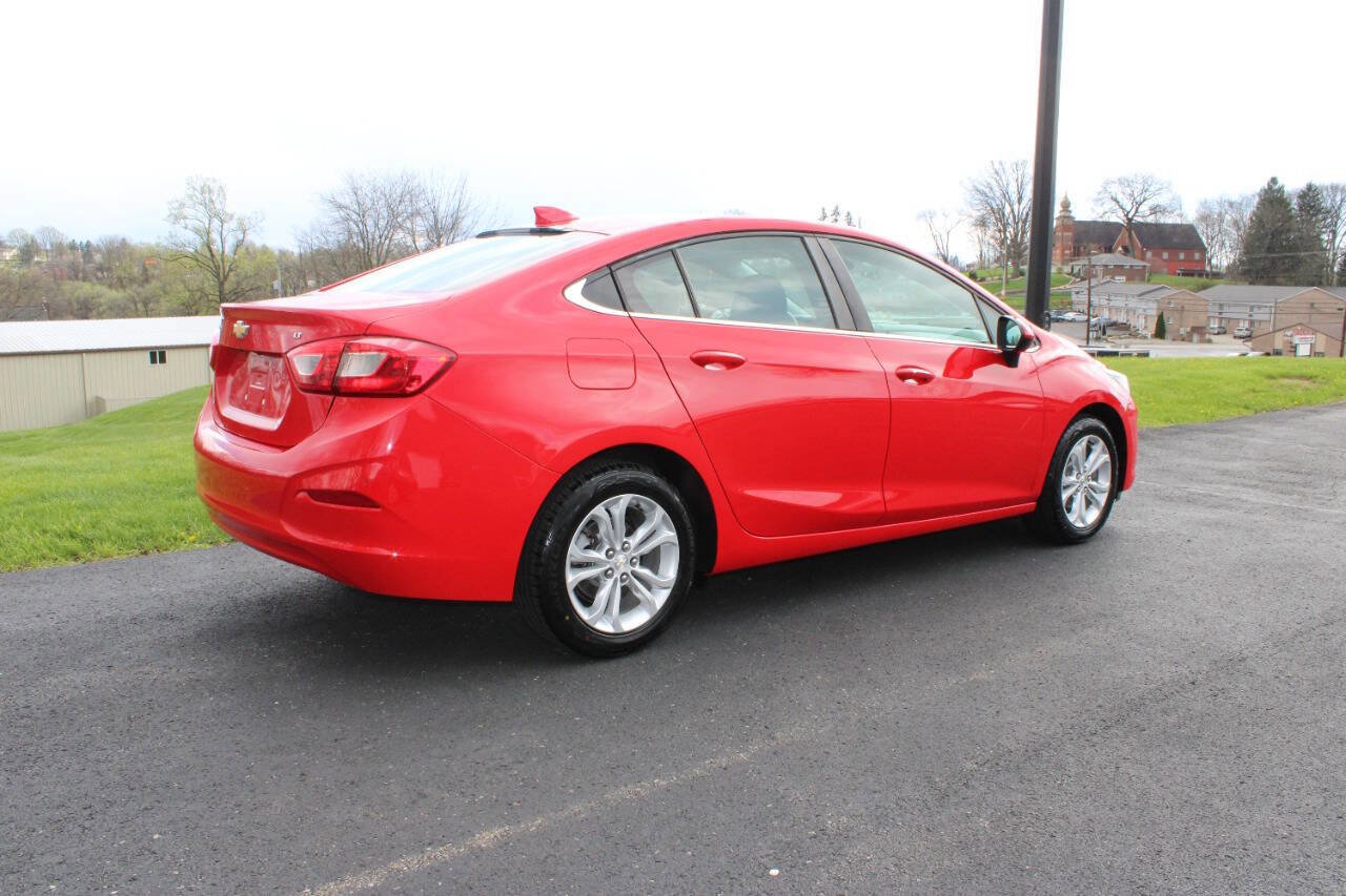 Used 2019 Chevrolet Cruze LT w/ Convenience Package FWD image 4