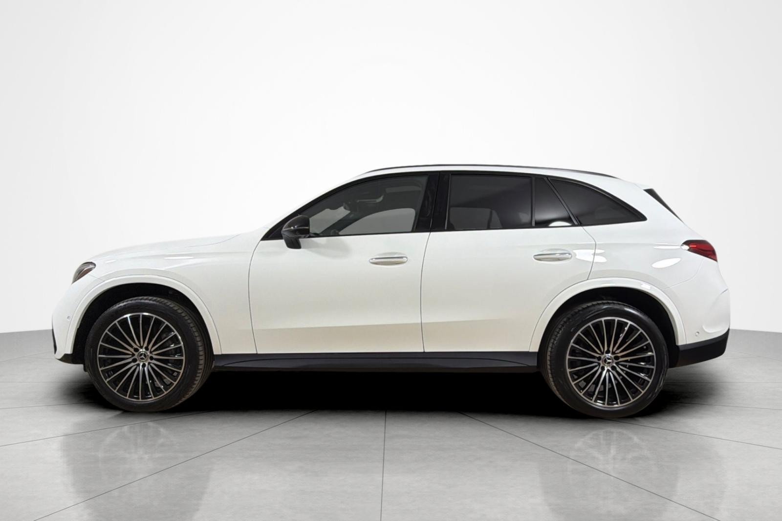 Used 2024 Mercedes-Benz GLC 300 4MATIC image 2