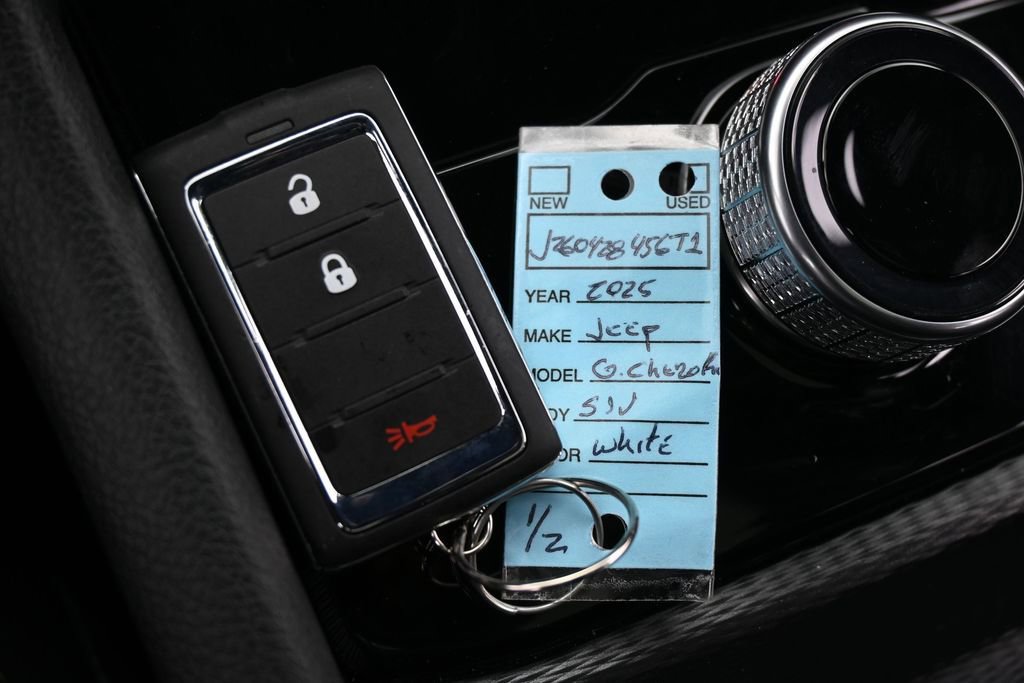 Used 2025 Jeep Grand Cherokee Laredo X RWD image 27