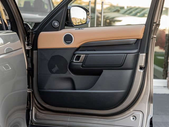 Certified 2025 Land Rover Discovery Metropolitan Edition AWD/4WD image 25
