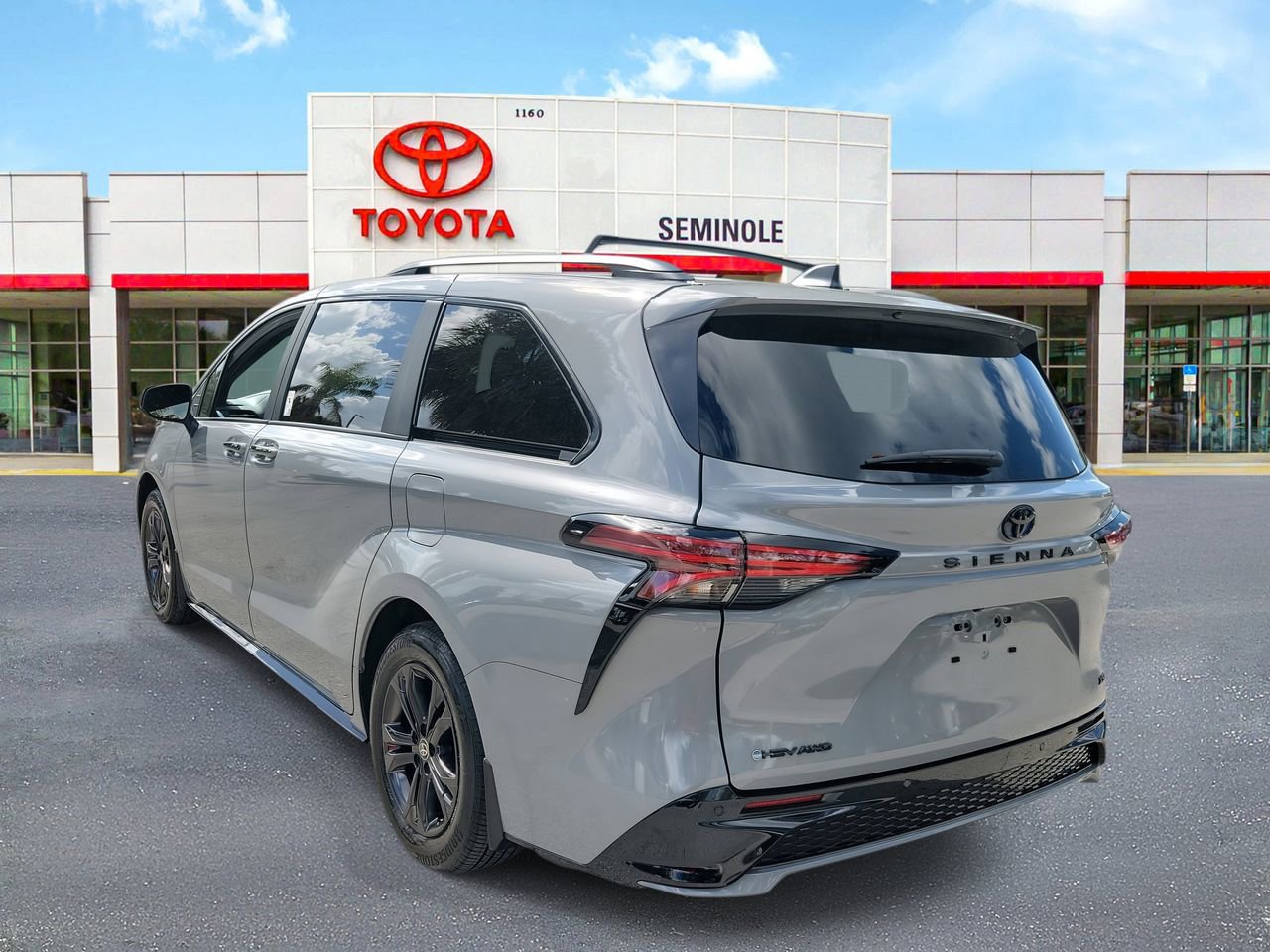 Used 2025 Toyota Sienna XSE w/ XSE Plus Package image 4