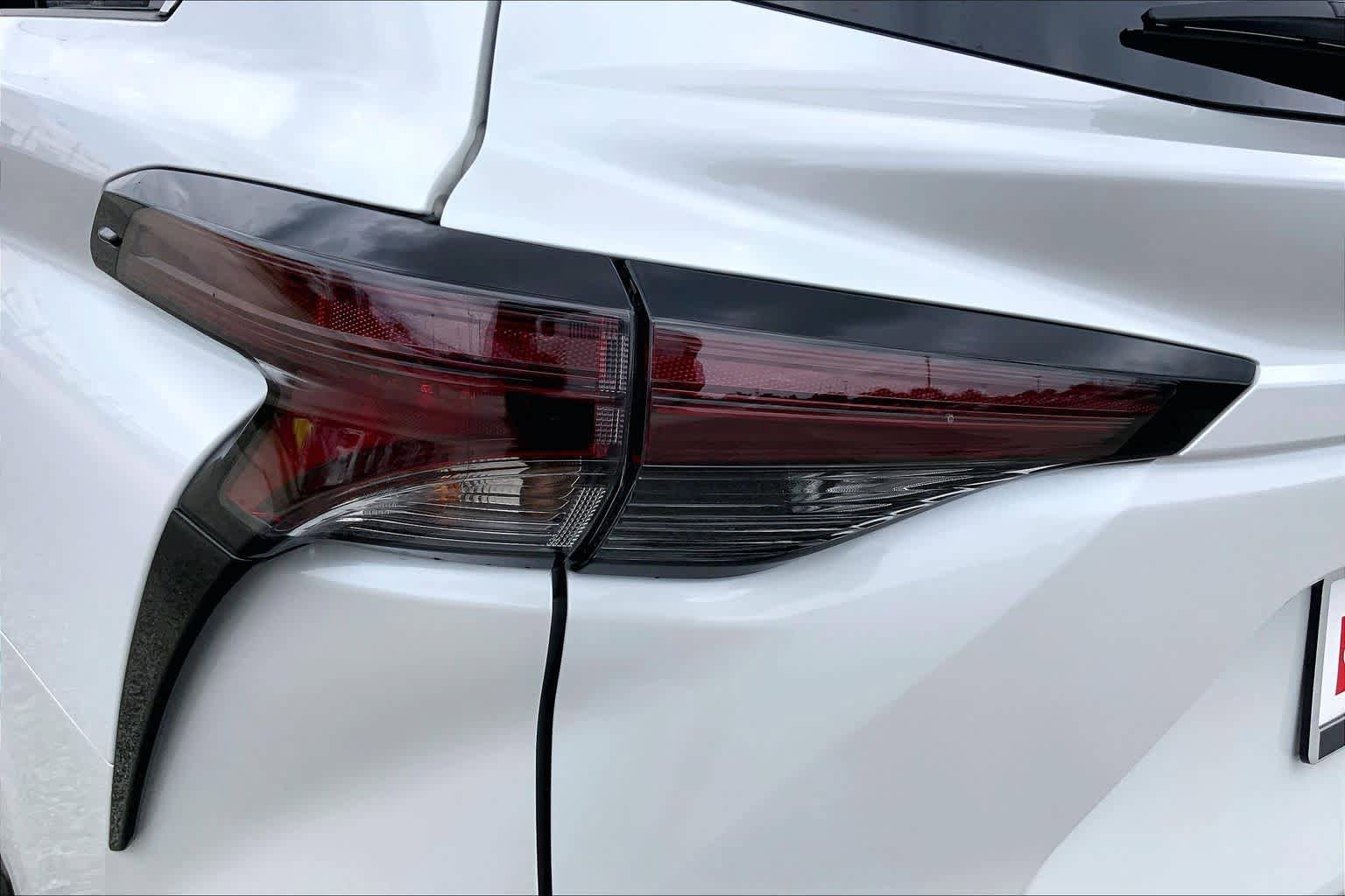 Certified 2024 Toyota Sienna XLE FWD image 28