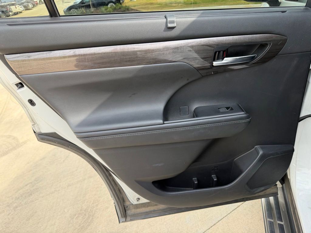 Used 2020 Toyota Highlander Limited image 13