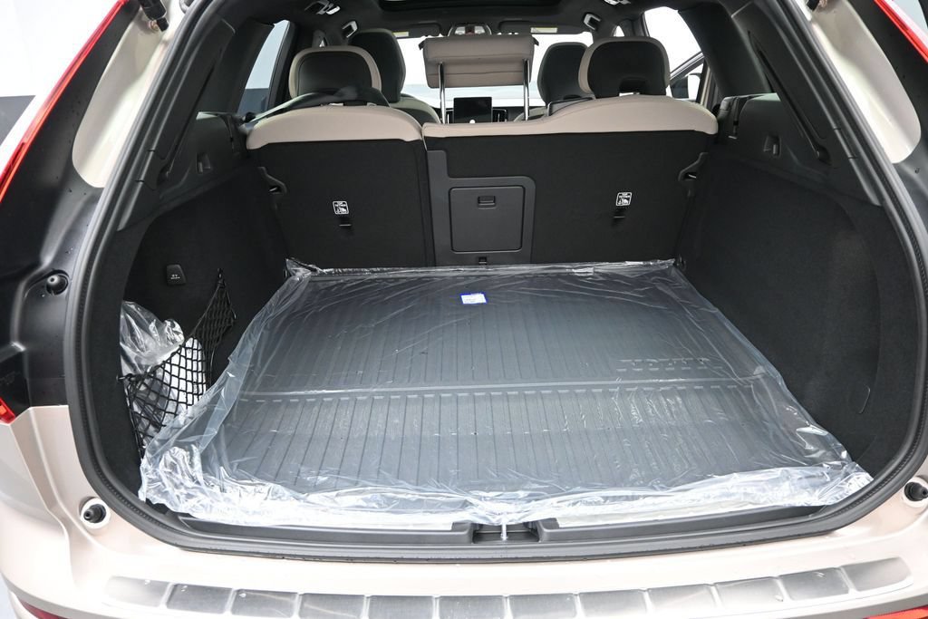 New 2026 Volvo XC60 T8 Plus w/ Protection Package Premier AWD/4WD image 14