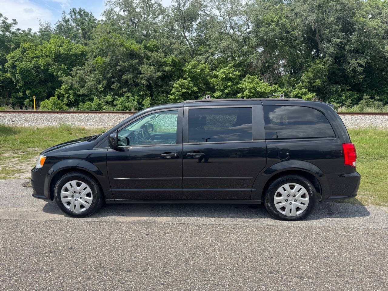 Used 2016 Dodge Grand Caravan SXT w/ Rear Park Assist Package FWD image 5