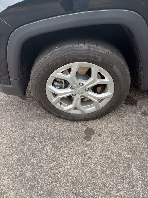 Used 2024 Jeep Compass Latitude image 32