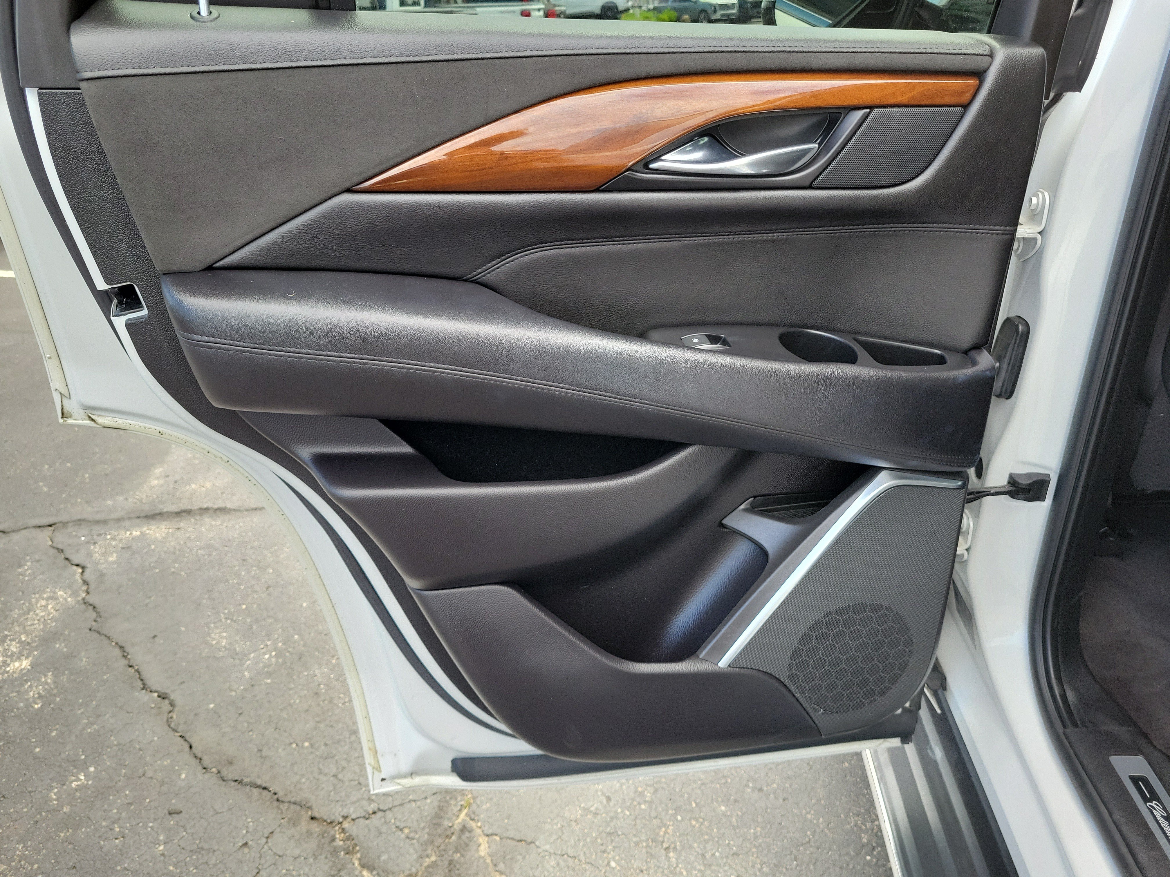 Used 2020 Cadillac Escalade Luxury AWD/4WD image 16