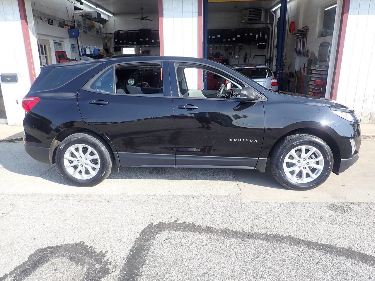 Used 2018 Chevrolet Equinox LS image 23