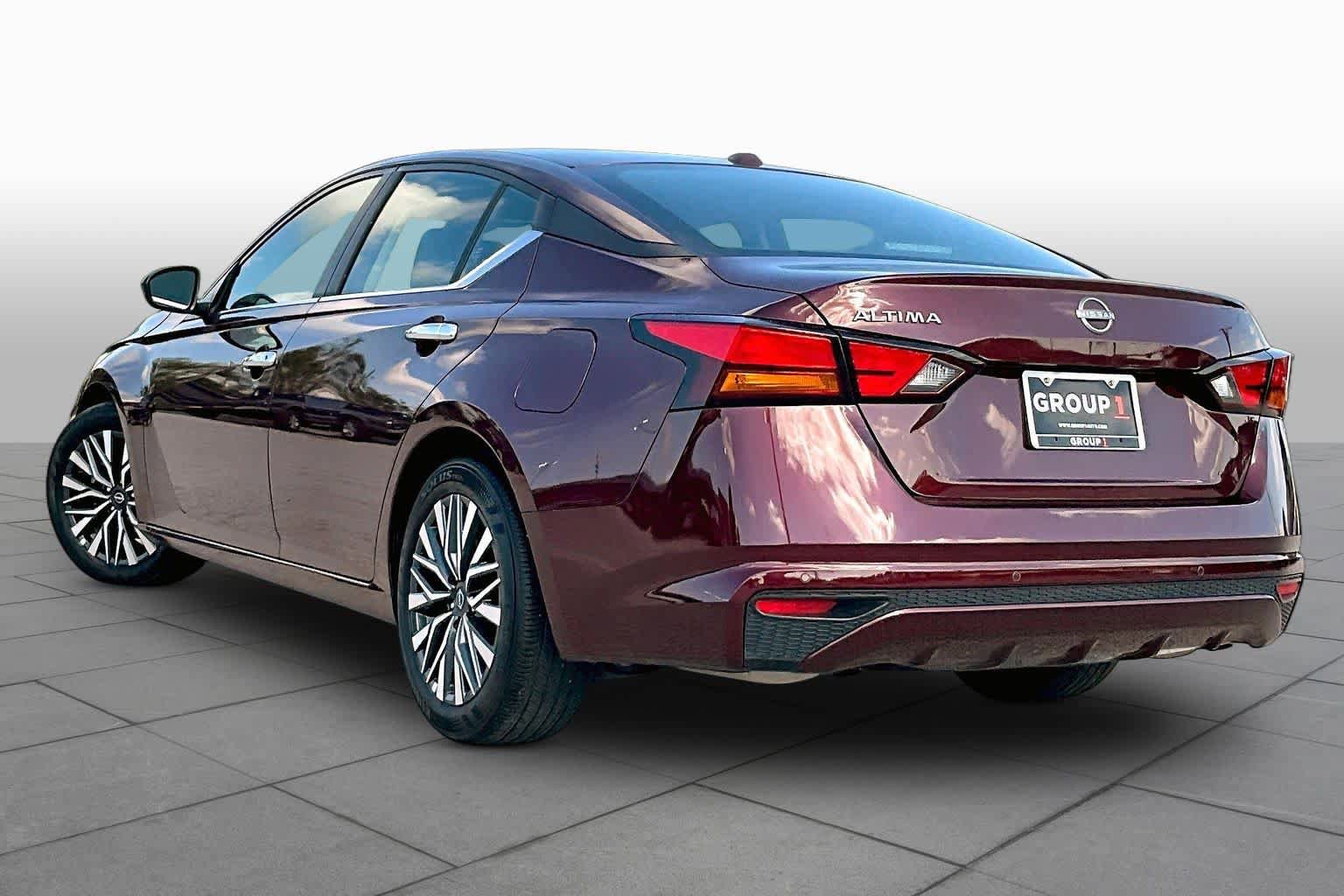 Used 2025 Nissan Altima 2.5 SV FWD image 12
