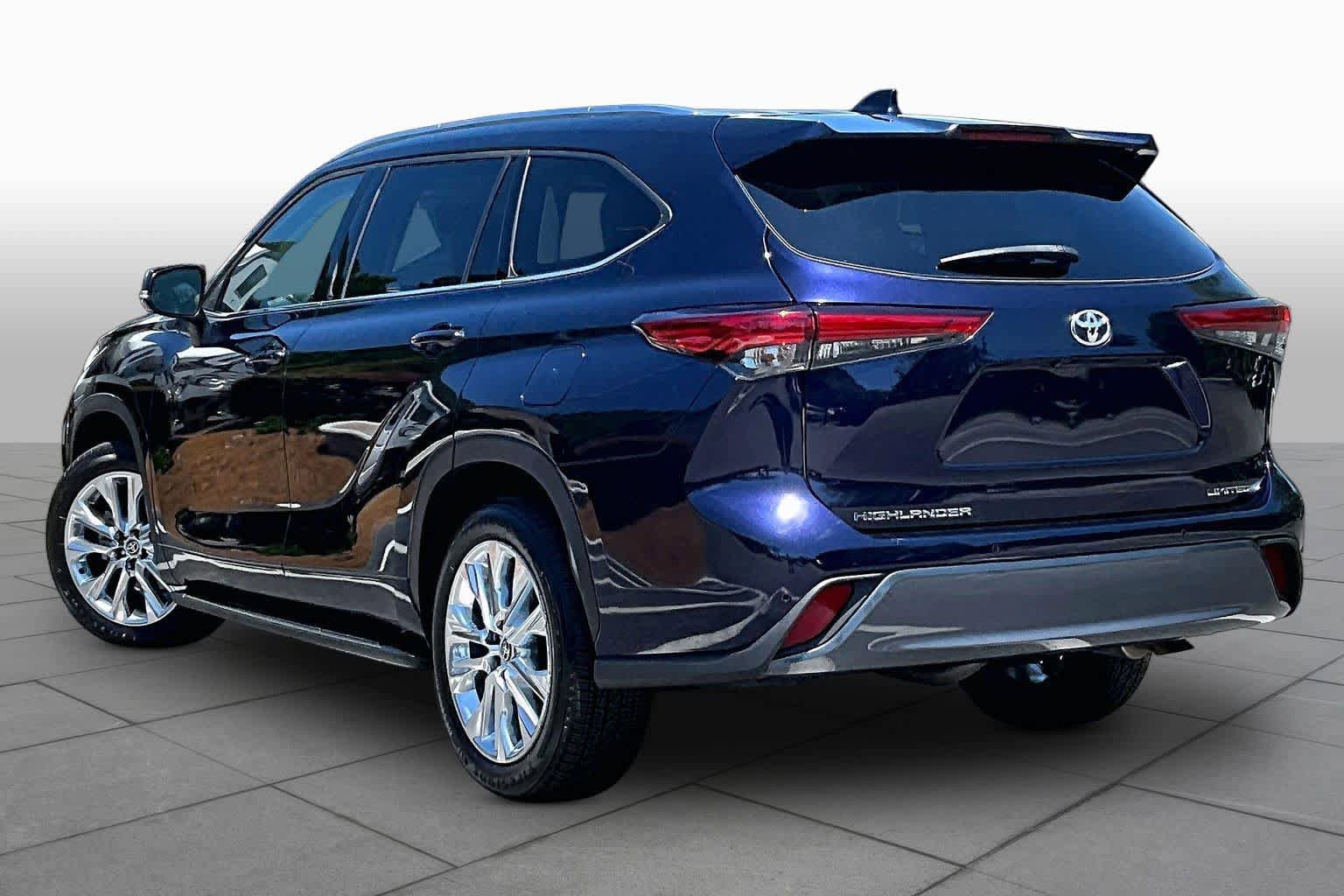Used 2023 Toyota Highlander Limited FWD image 12