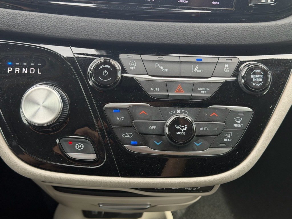 Used 2024 Chrysler Pacifica Touring-L FWD image 15
