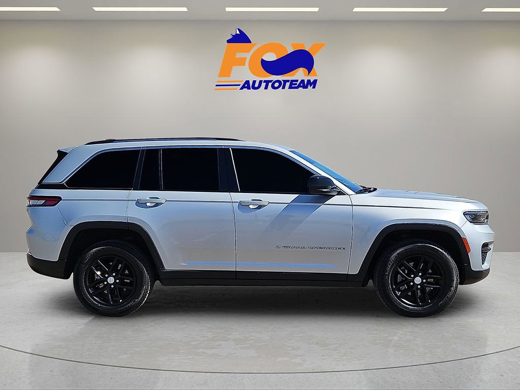 Used 2023 Jeep Grand Cherokee Laredo image 5