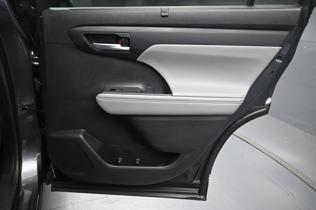Used 2020 Toyota Highlander XLE FWD image 27