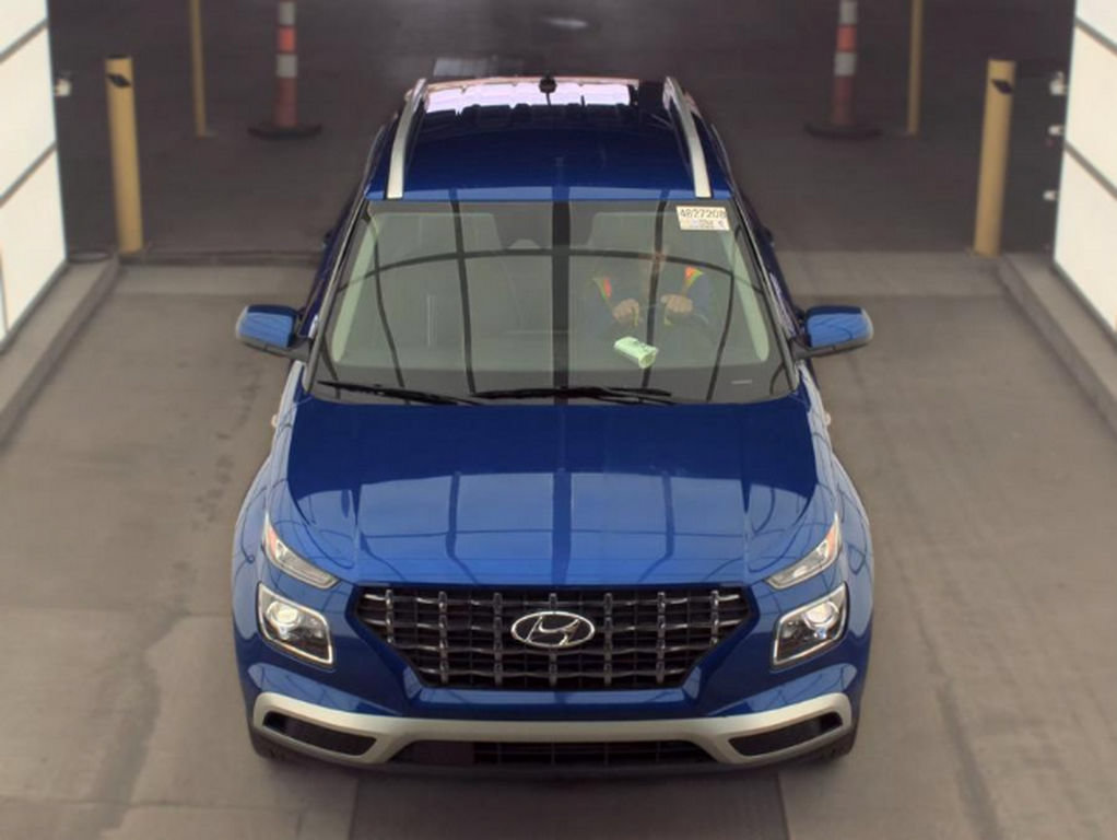 Used 2025 Hyundai Venue Limited FWD image 2