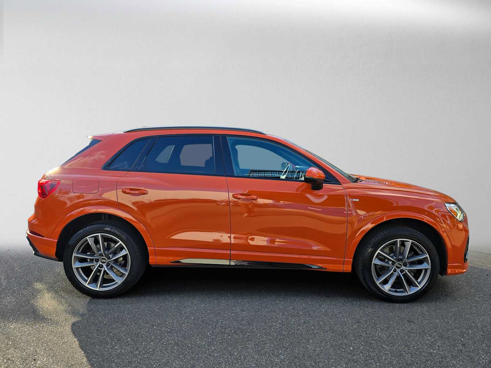 Used 2024 Audi Q3 2.0T Premium Plus w/ Premium Plus Package AWD/4WD image 2