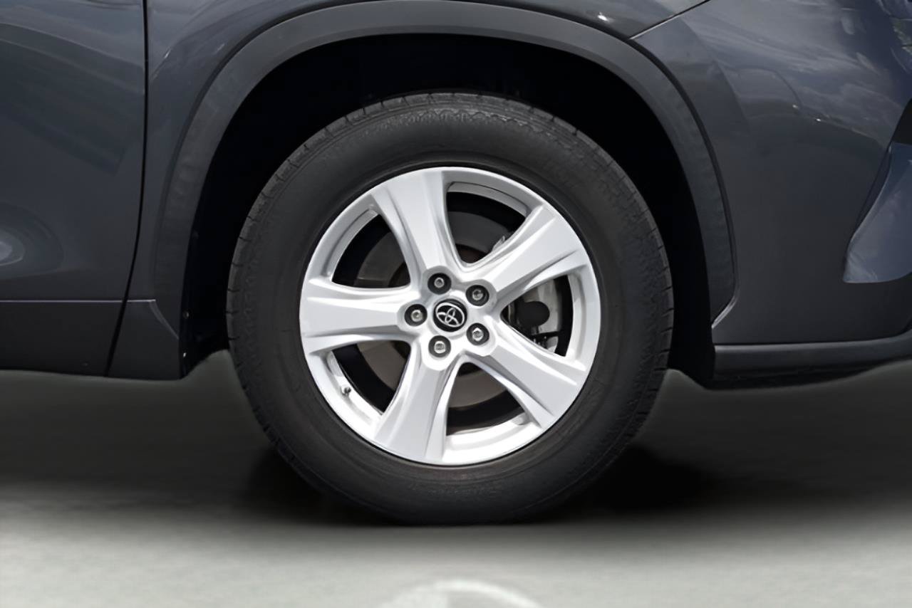 Used 2021 Toyota Highlander L FWD image 4