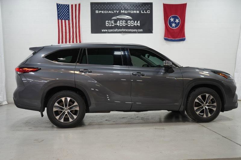 Used 2021 Toyota Highlander XLE AWD/4WD image 4