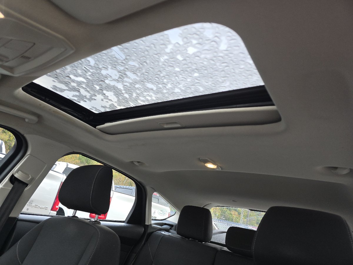 Used 2018 Ford Focus SEL FWD image 3