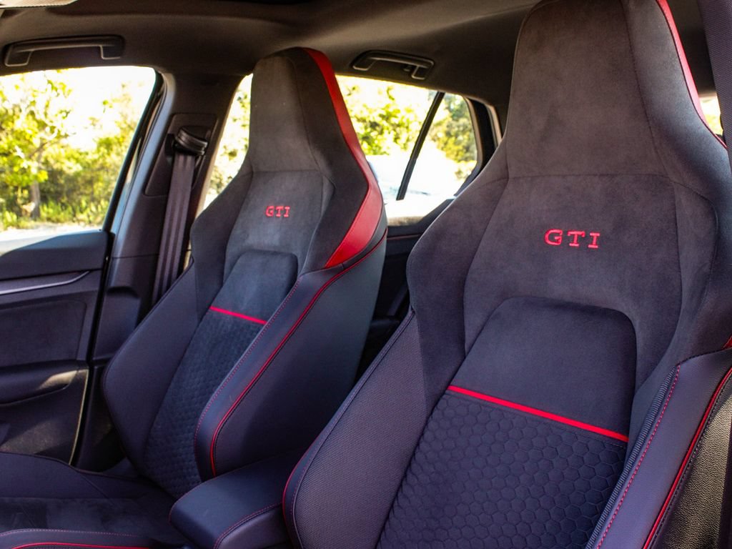 Used 2025 Volkswagen GTI SE FWD image 32