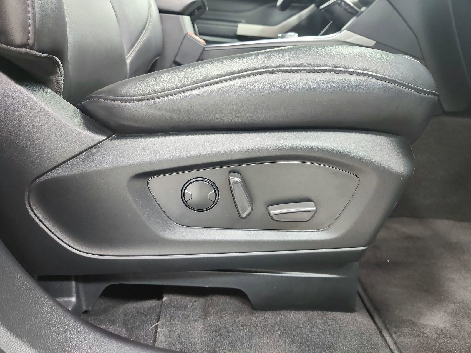 Used 2024 Ford Explorer XLT w/ Equipment Group 202A image 40