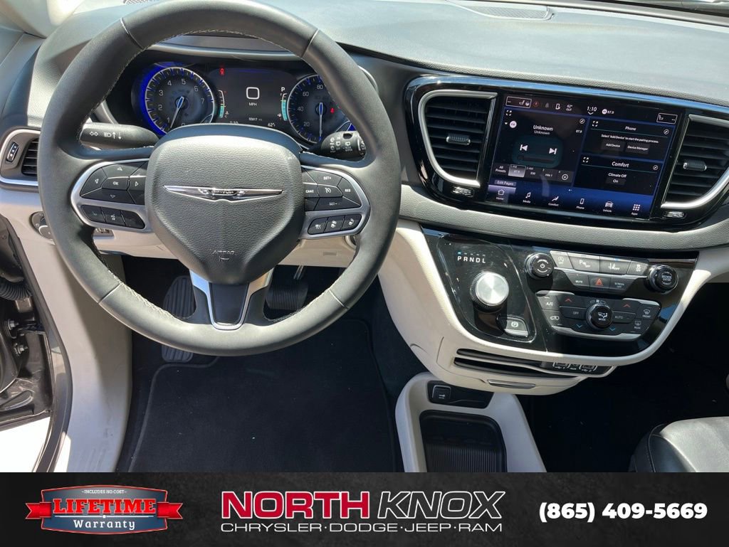 Used 2023 Chrysler Pacifica Touring-L FWD image 8
