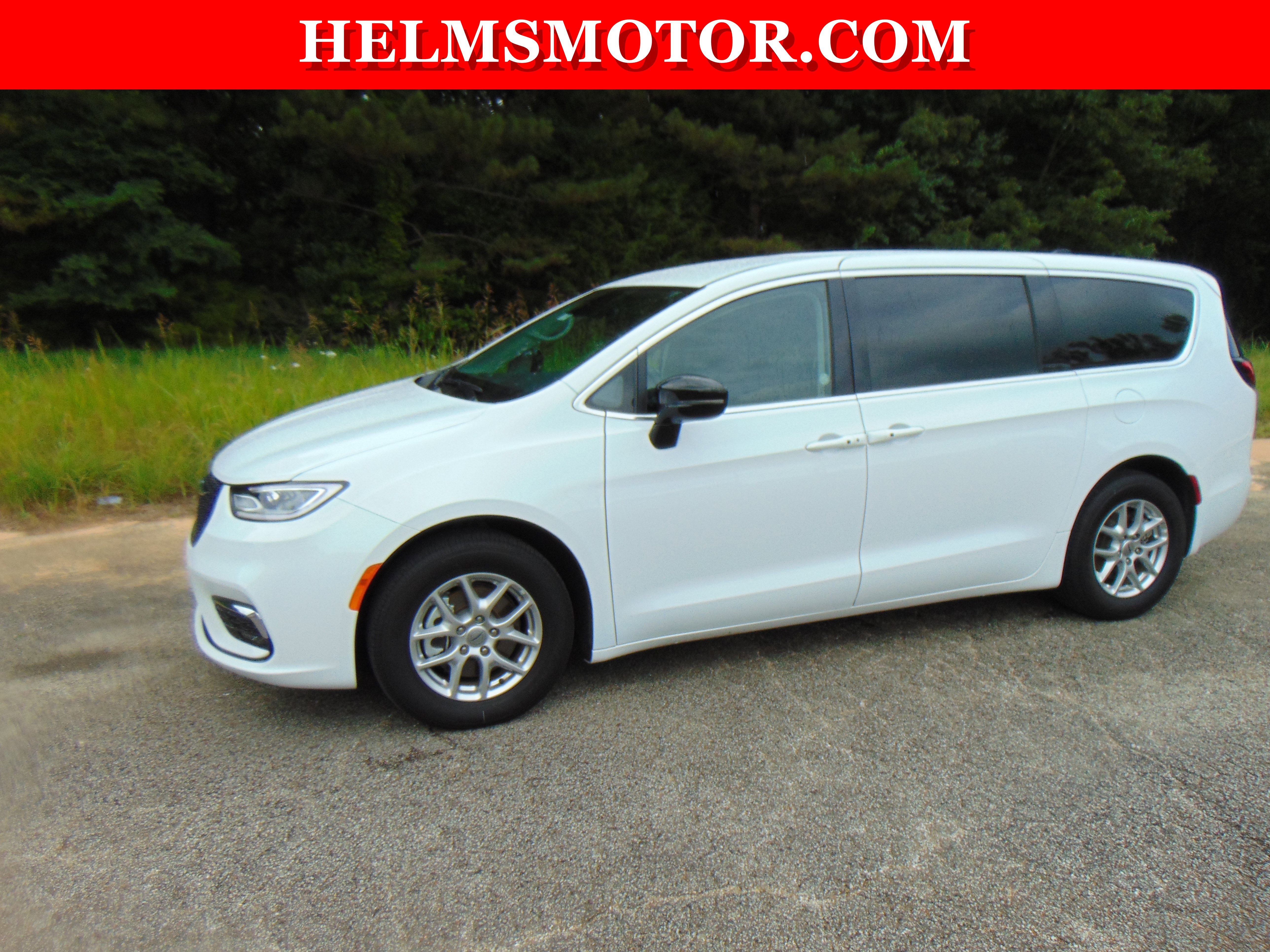 Used 2024 Chrysler Pacifica Touring-L image 1