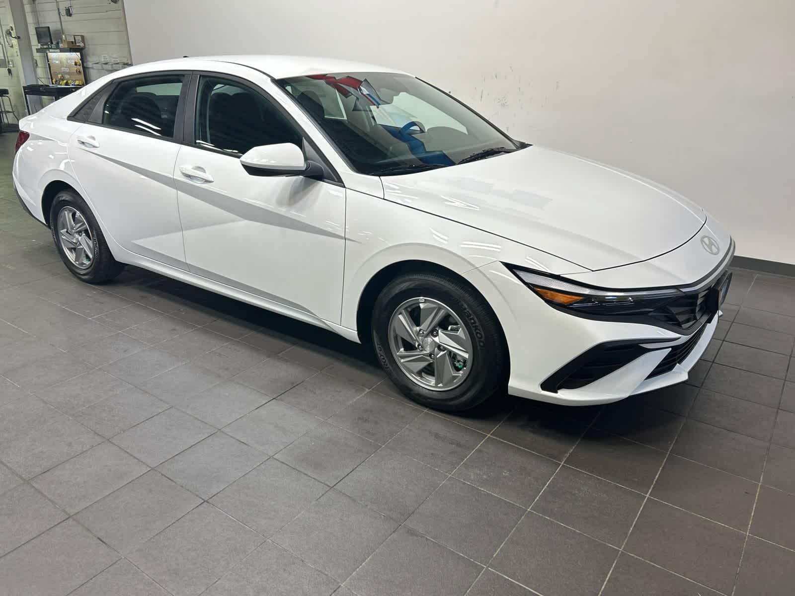 New 2026 Hyundai Elantra SE FWD image 2