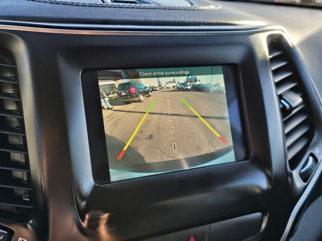 Used 2019 Jeep Cherokee Latitude Plus AWD/4WD image 10