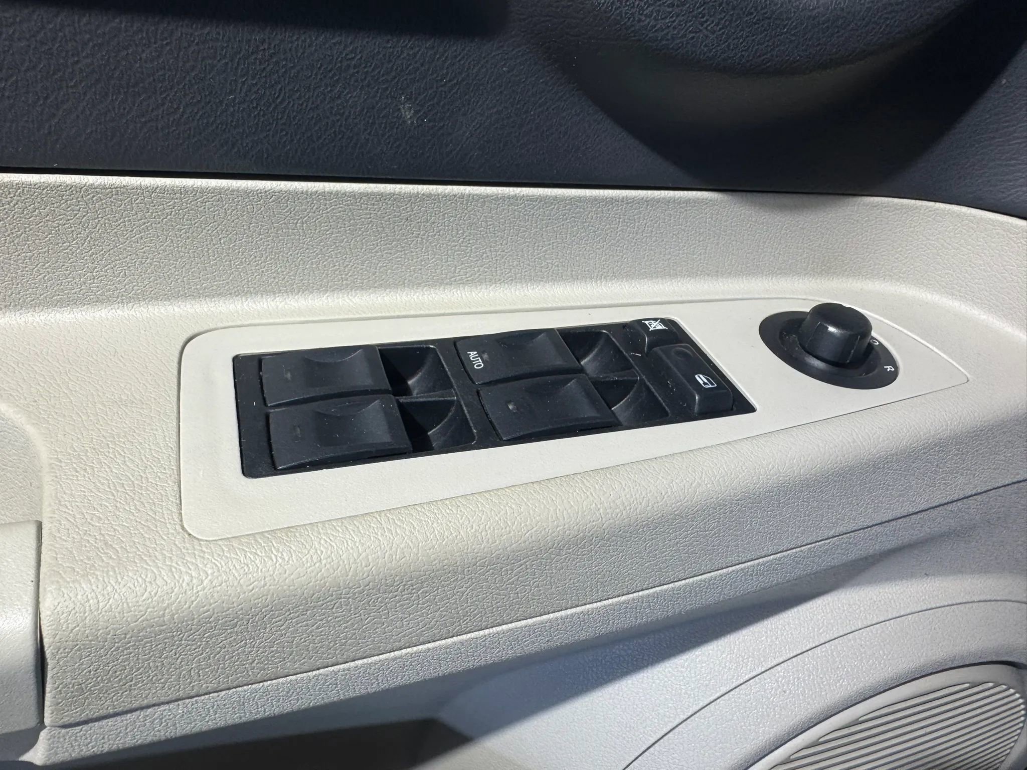 Used 2005 Dodge Magnum R/T w/ Convenience Group II RWD image 8