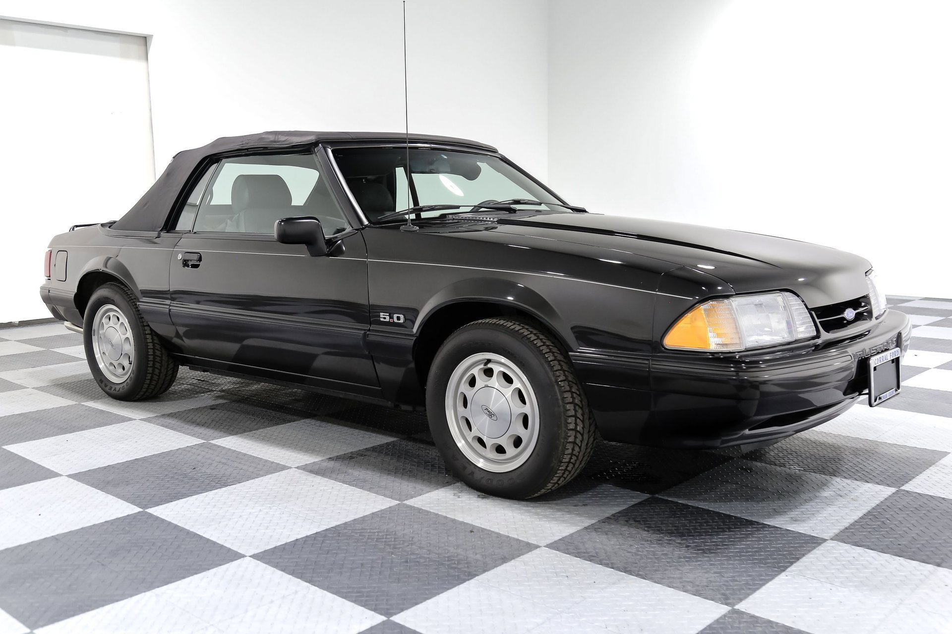 Used 1989 Ford Mustang LX RWD image 2
