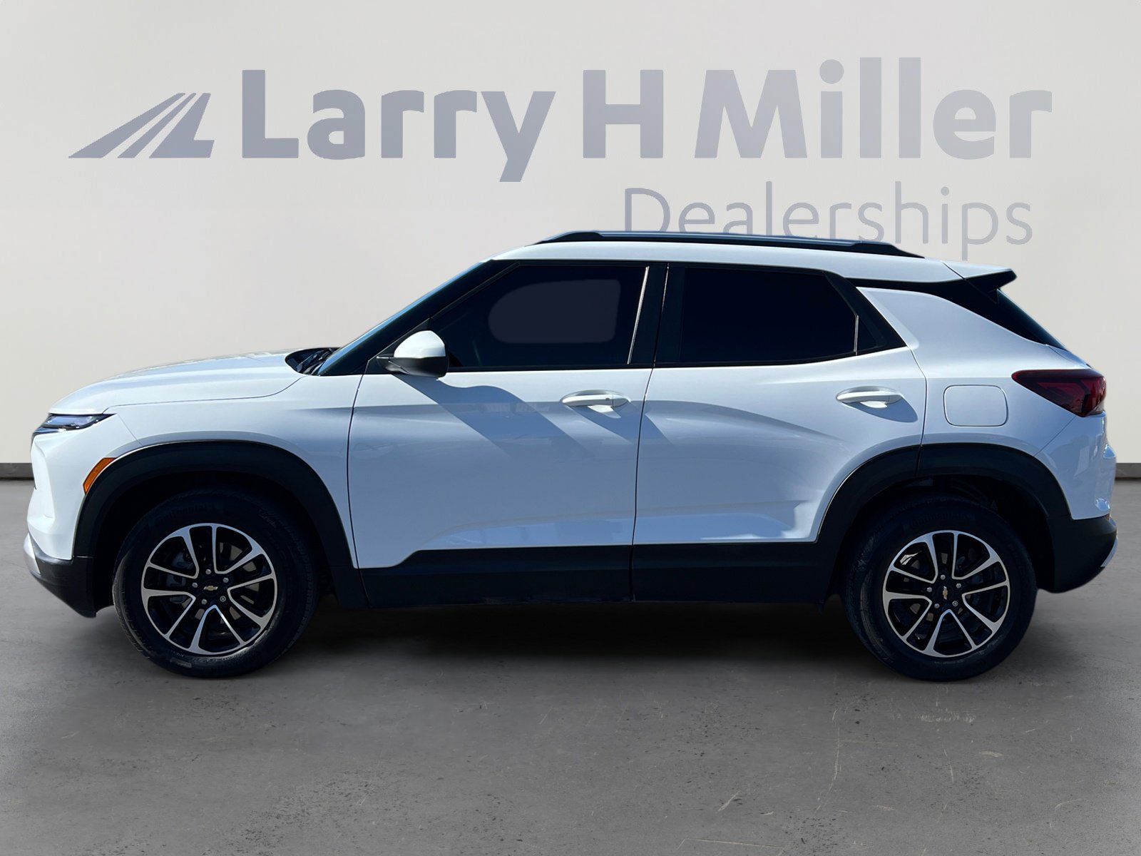 Used 2024 Chevrolet TrailBlazer LT w/ LT Cold Weather Package image 2