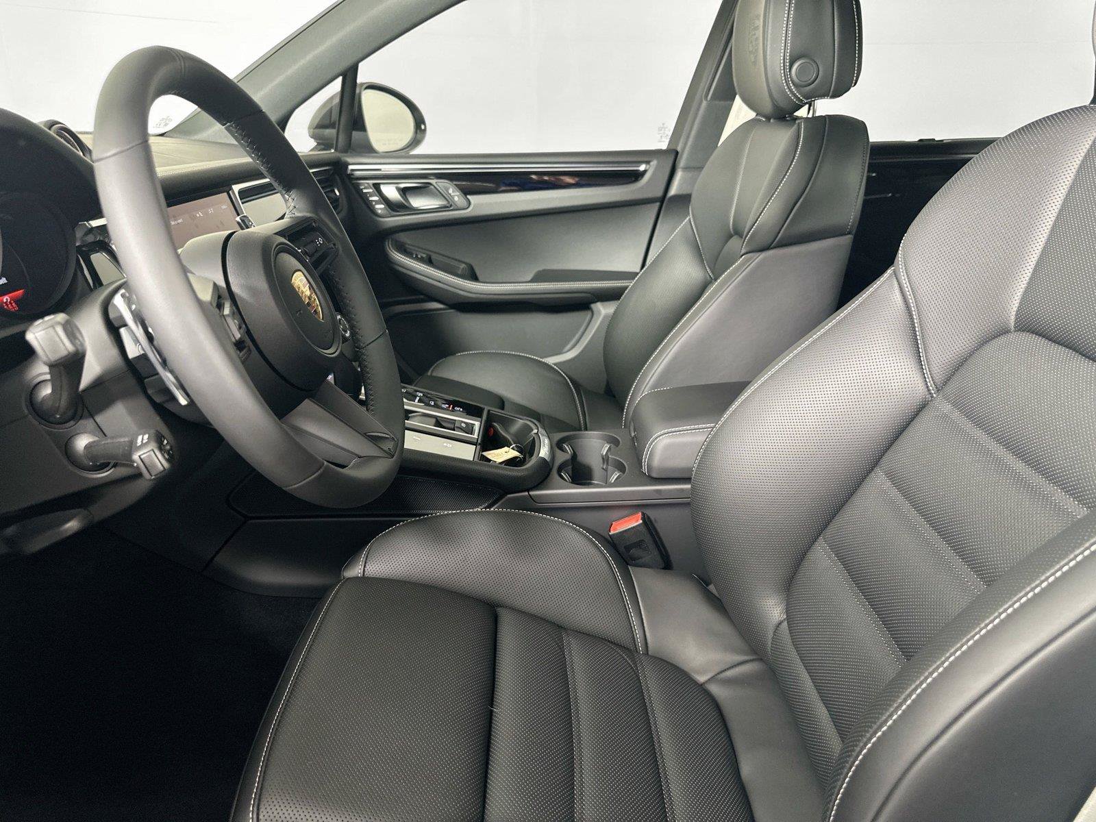 Used 2026 Porsche Macan Turbo AWD/4WD image 5