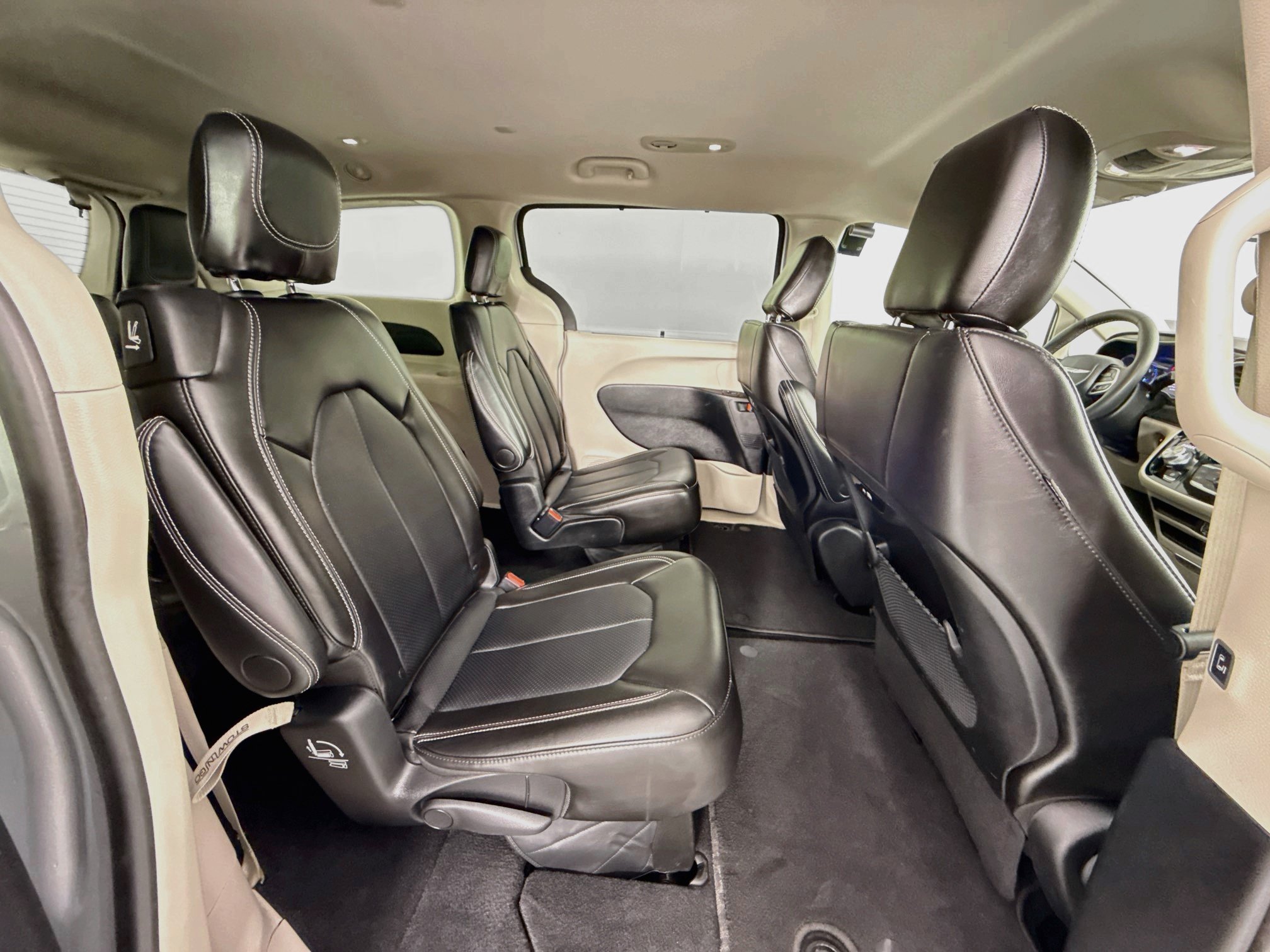 Used 2024 Chrysler Pacifica Touring-L FWD image 27