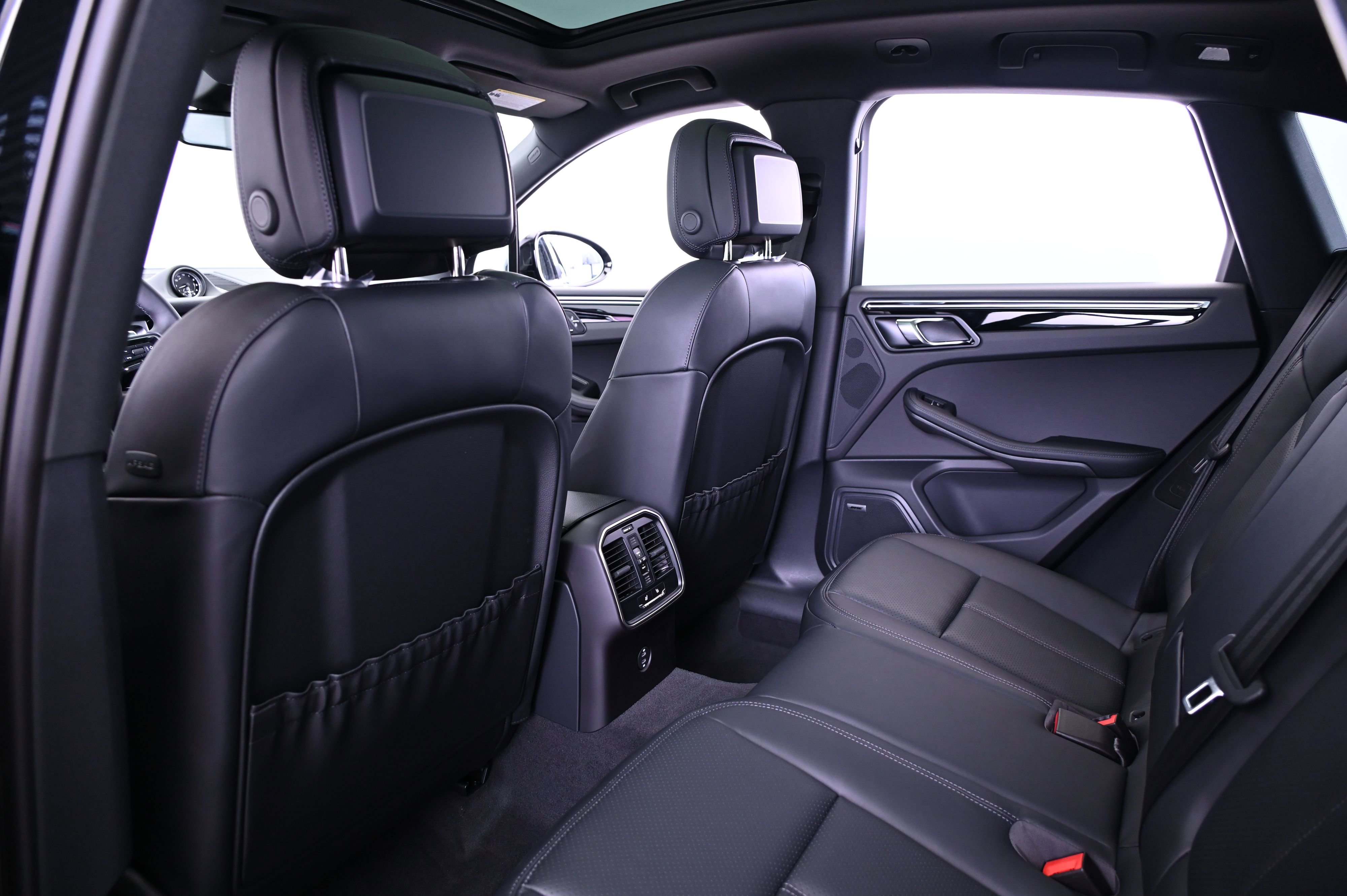 Certified 2025 Porsche Macan image 31