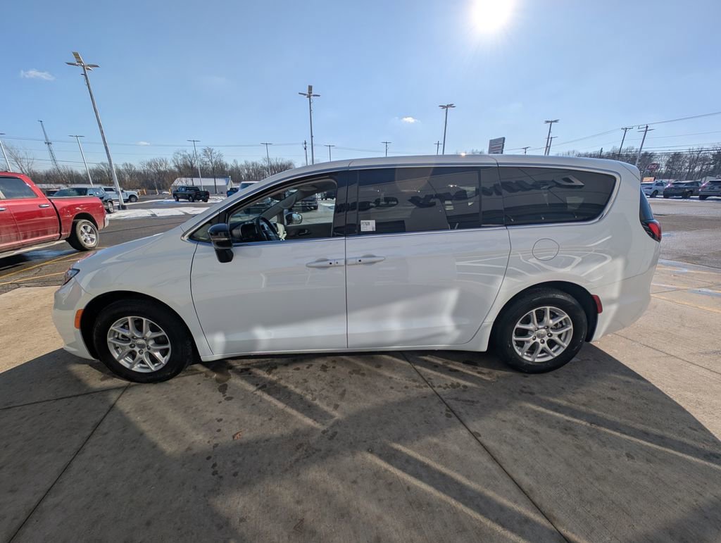 Used 2024 Chrysler Pacifica Touring-L image 7