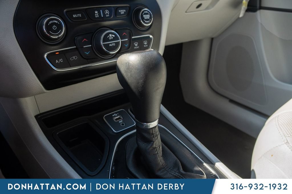Used 2019 Jeep Cherokee Limited w/ Luxury Group FWD image 9