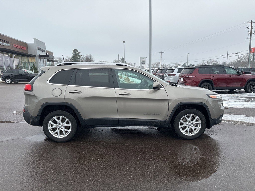 Used 2017 Jeep Cherokee Latitude w/ Cold Weather Group image 2
