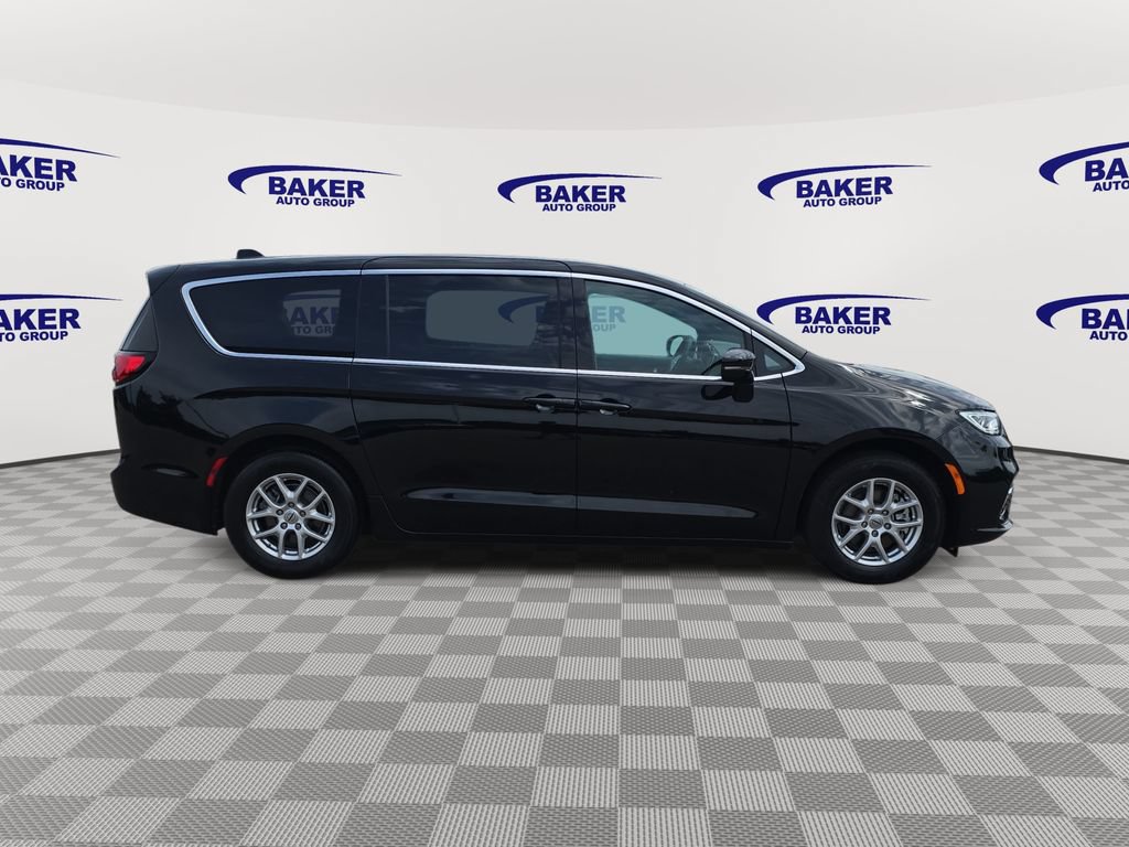 Used 2025 Chrysler Pacifica Select FWD image 4