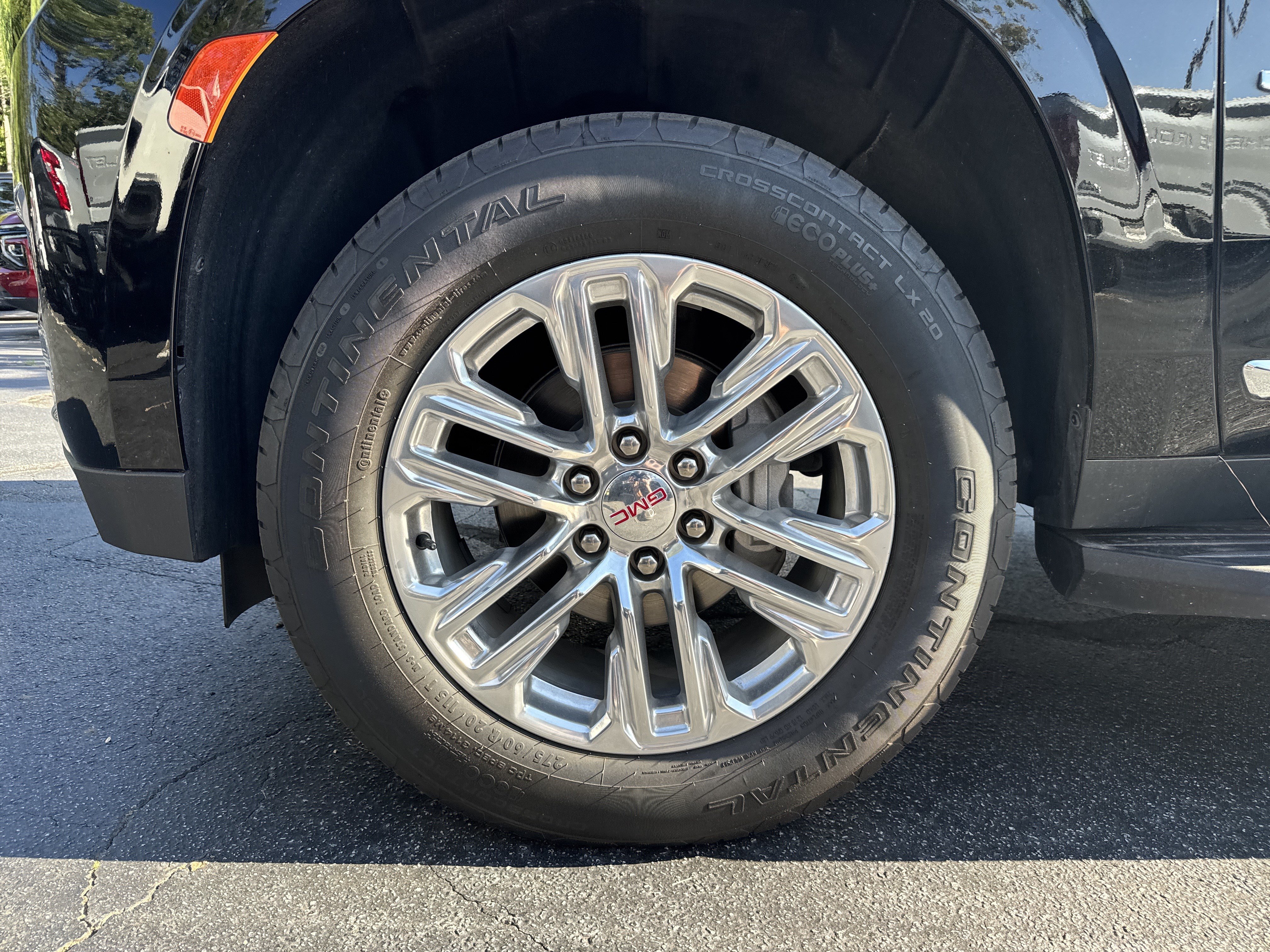 Certified 2024 GMC Yukon SLT w/ SLT Premium Package AWD/4WD image 10