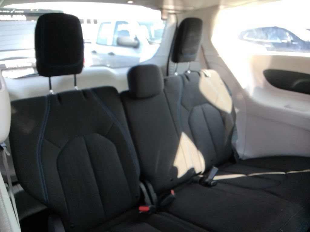 Used 2021 Chrysler Pacifica Touring w/ Cold Weather Group FWD image 12
