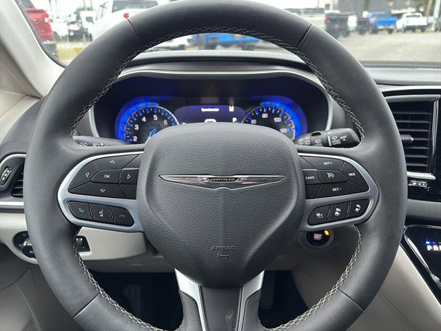 Used 2024 Chrysler Pacifica Touring-L FWD image 18