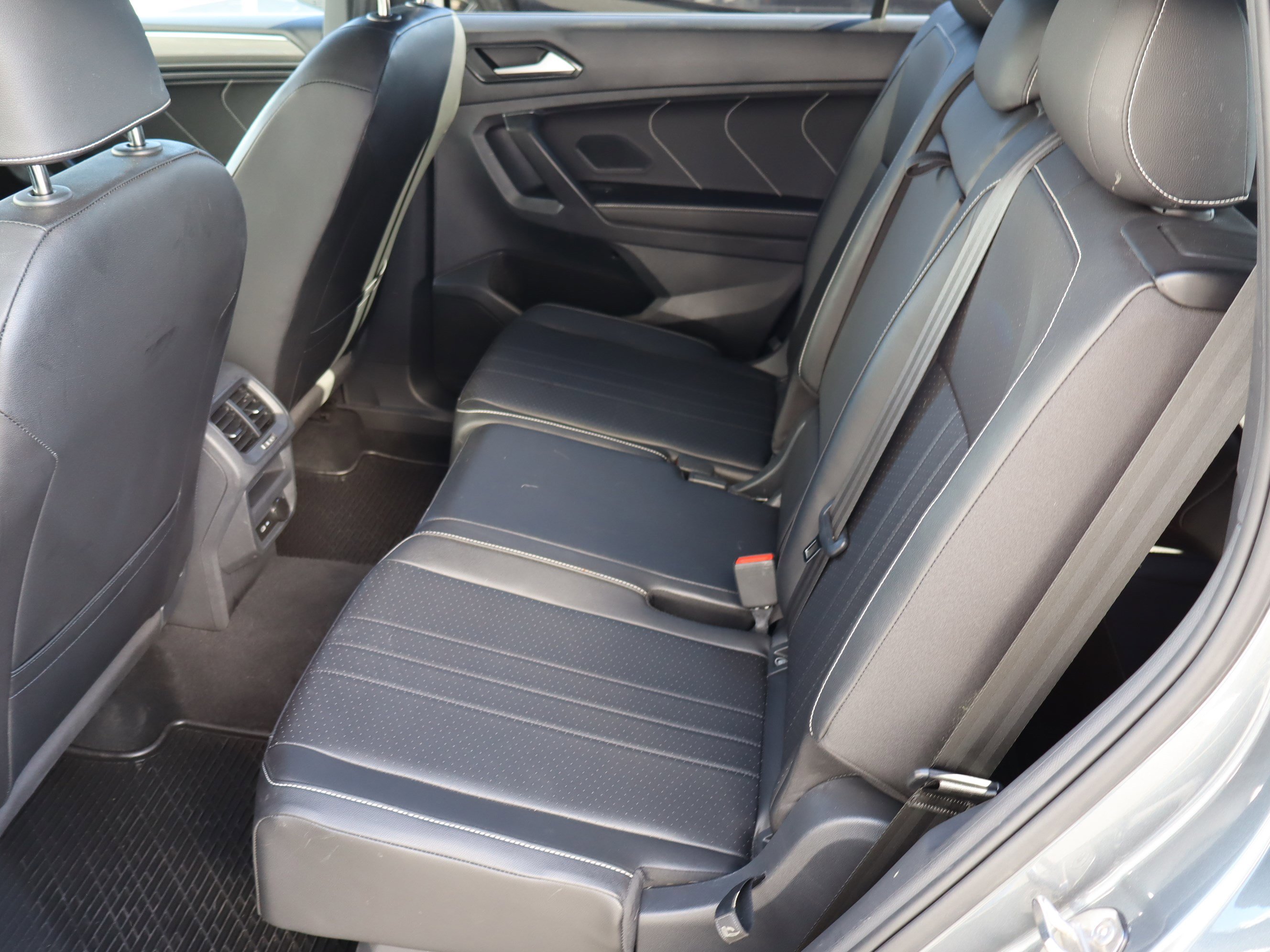 Used 2023 Volkswagen Tiguan SE R-Line image 32