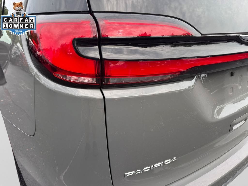 Certified 2025 Chrysler Pacifica Select FWD image 18