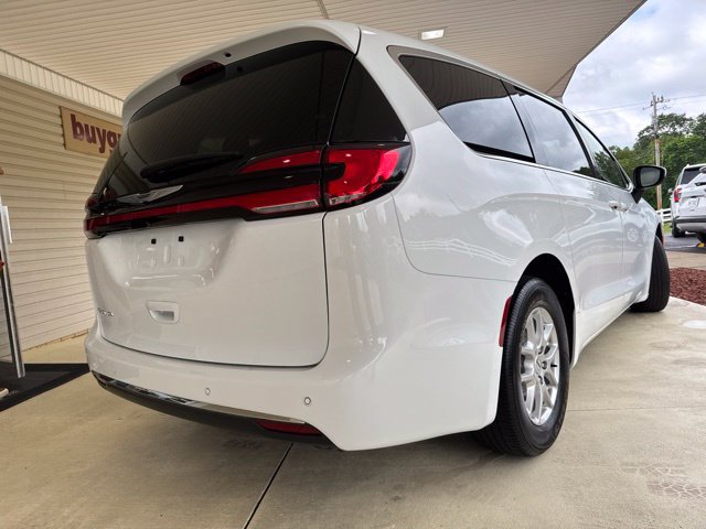 Used 2023 Chrysler Pacifica Touring FWD image 7