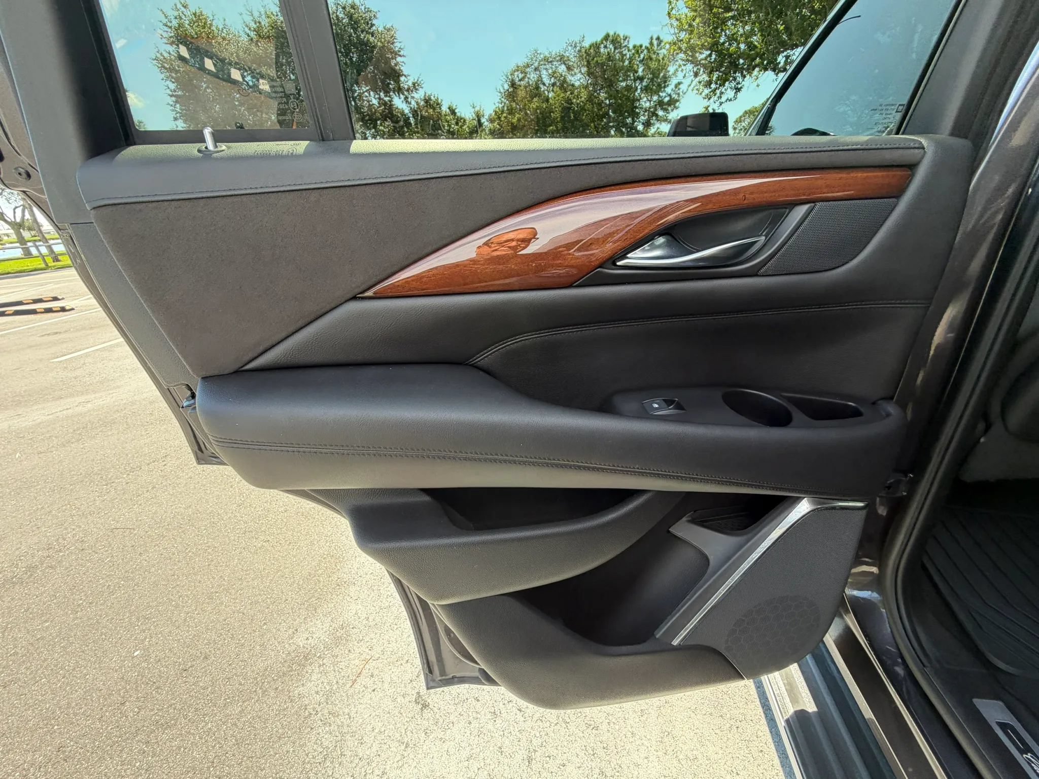 Used 2016 Cadillac Escalade Luxury RWD image 32