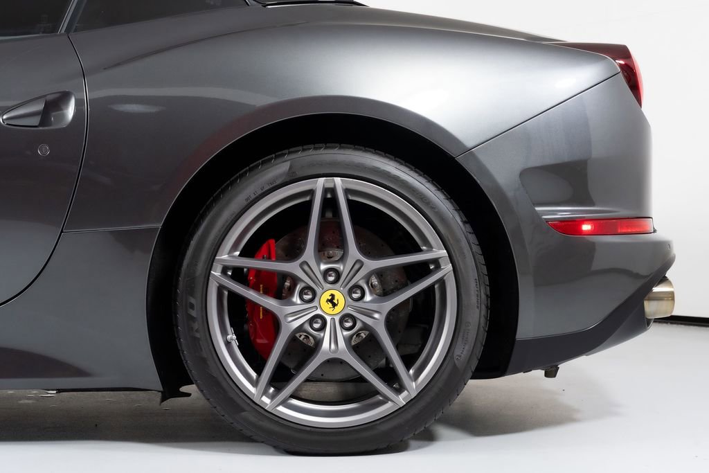 Used 2015 Ferrari California T RWD image 13